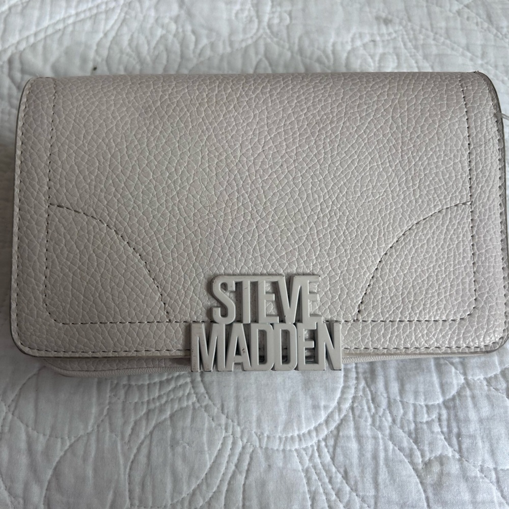Steve Madden Textured Cream Wallet
